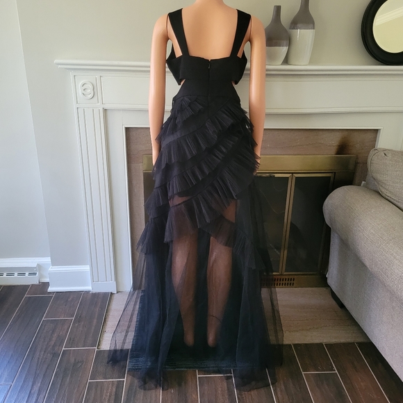 BCBGMAXAZRIA gown with a mini slip Underneath Tiered Ruffle. - Picture 4 of 12